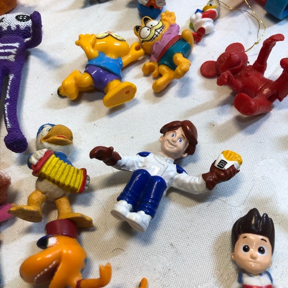 Junk drawer lot of vintage figures, pencil toppers , Strawberry short cake doll - Picture 9 of 12